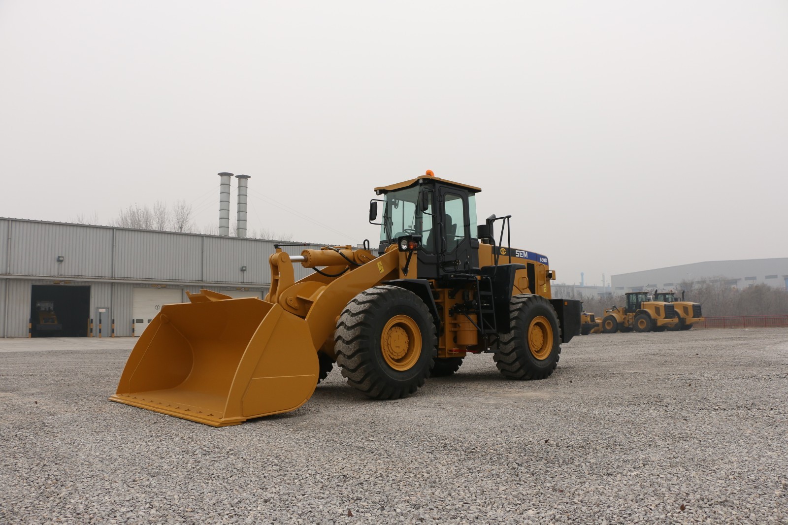 Фронтальный погрузчик SEM 660D