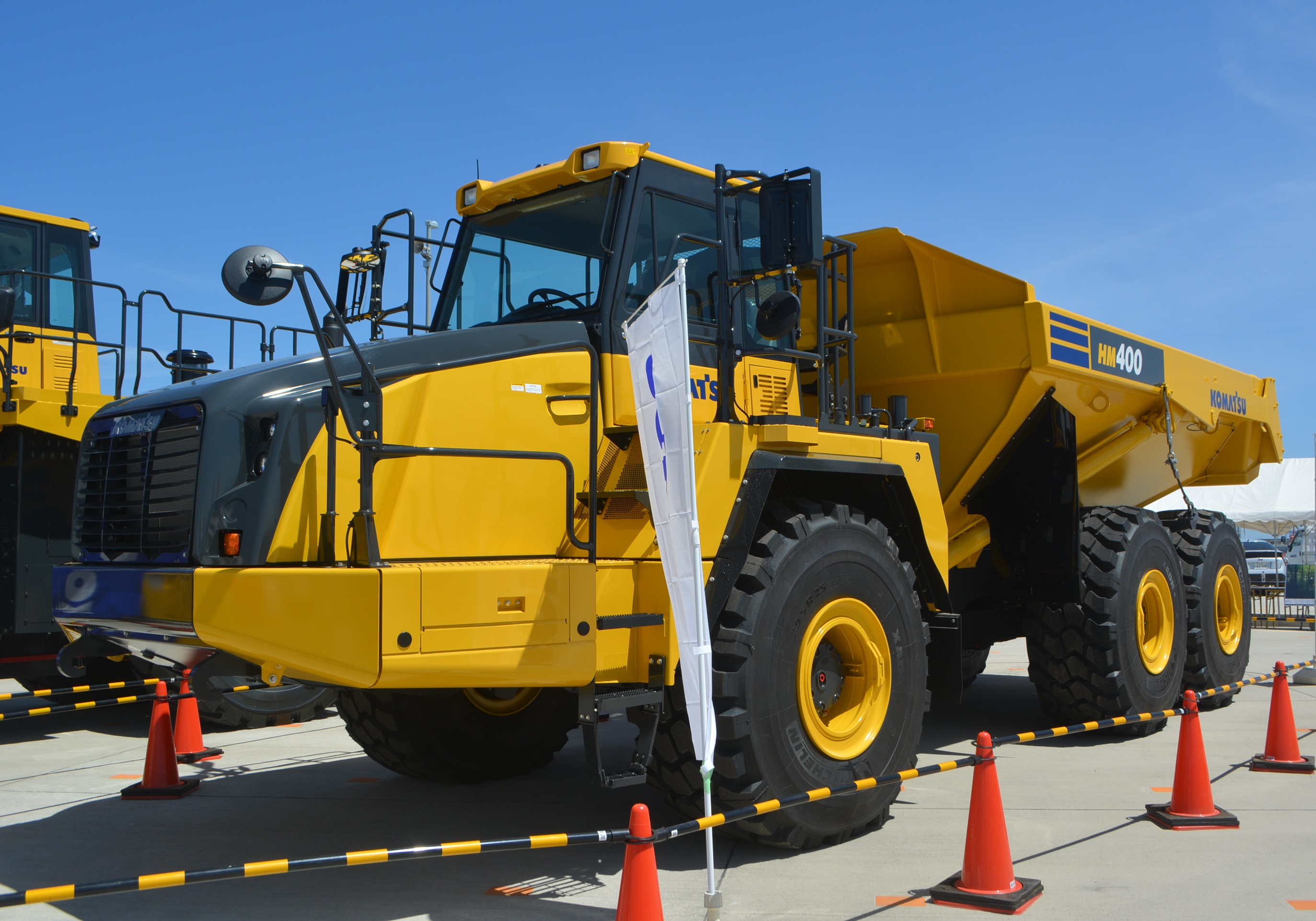 Шарнирно-сочлененный самосвал Komatsu hm400