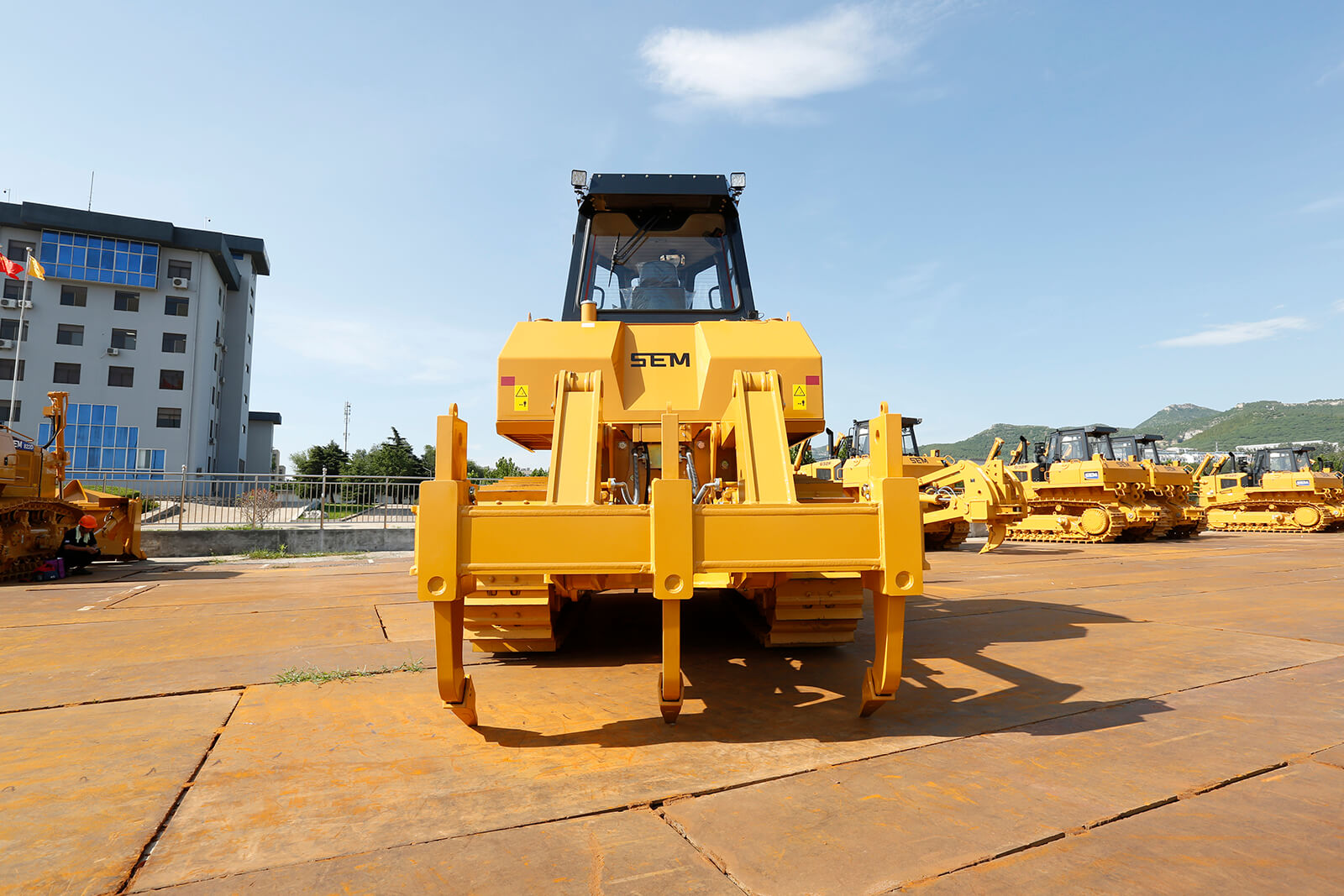 Бульдозер SEM 824F