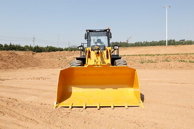 Фронтальный погрузчик SEM 656F