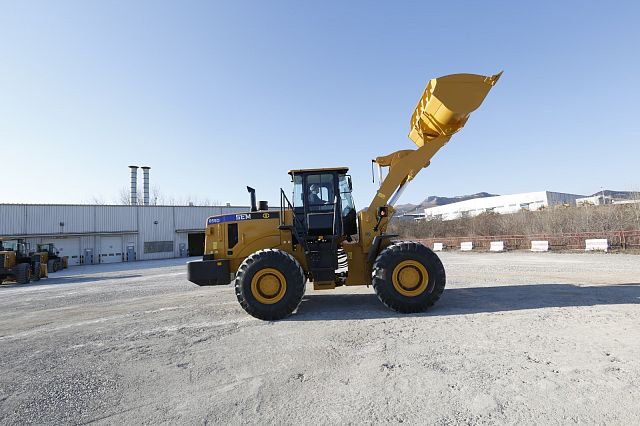 Фронтальный погрузчик SEM 655D