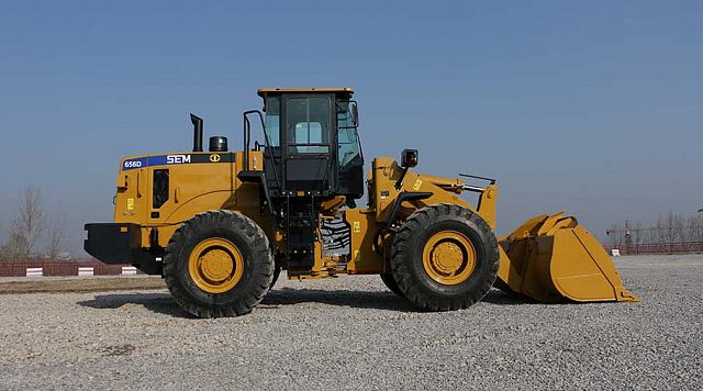 Фронтальный погрузчик SEM 656D