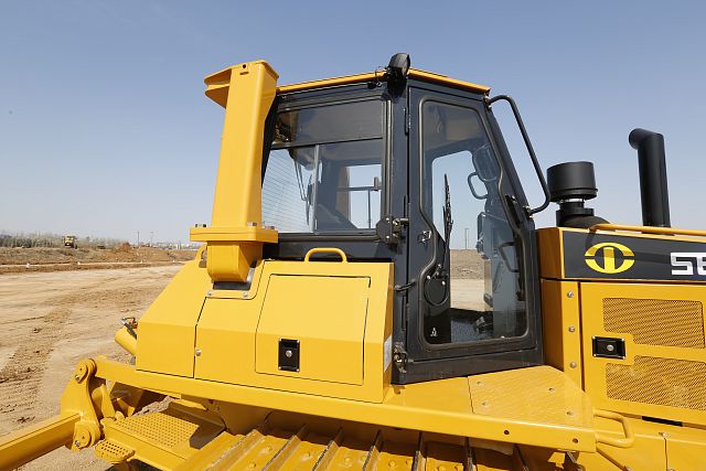 Бульдозер SEM 816D