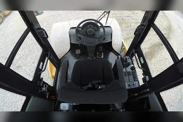 Грунтовый вибрационный каток SEM 518