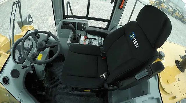 Фронтальный погрузчик SEM 660D